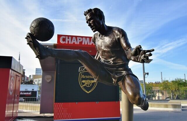 Statue Dennis Bergkamp Emirates Stadium
